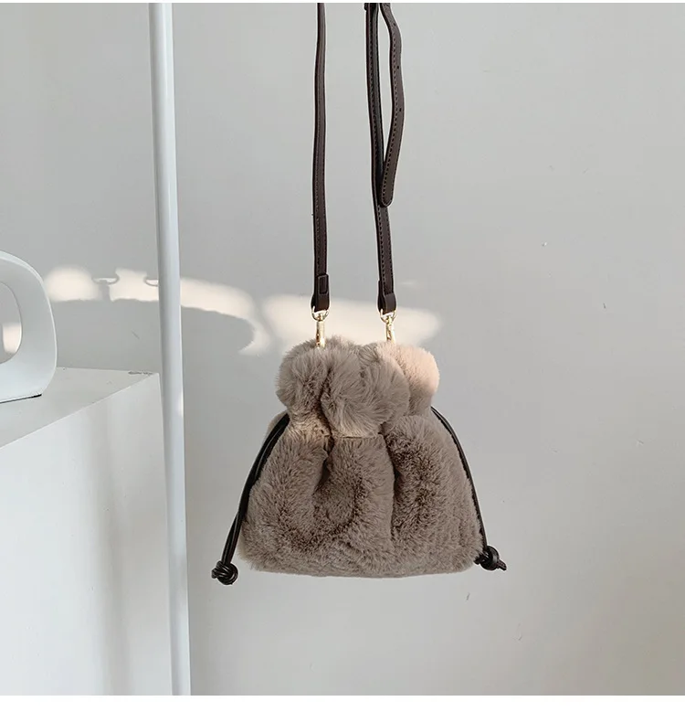 Luxury New Fashion Faux Fur Bag Bucket Sling Bag Ladies Designer Crossbody Bags for Women
Luxury New Fashion Faux Fur Bag Bucket Sling Bag Ladies Designer Crossbody Bags for Women