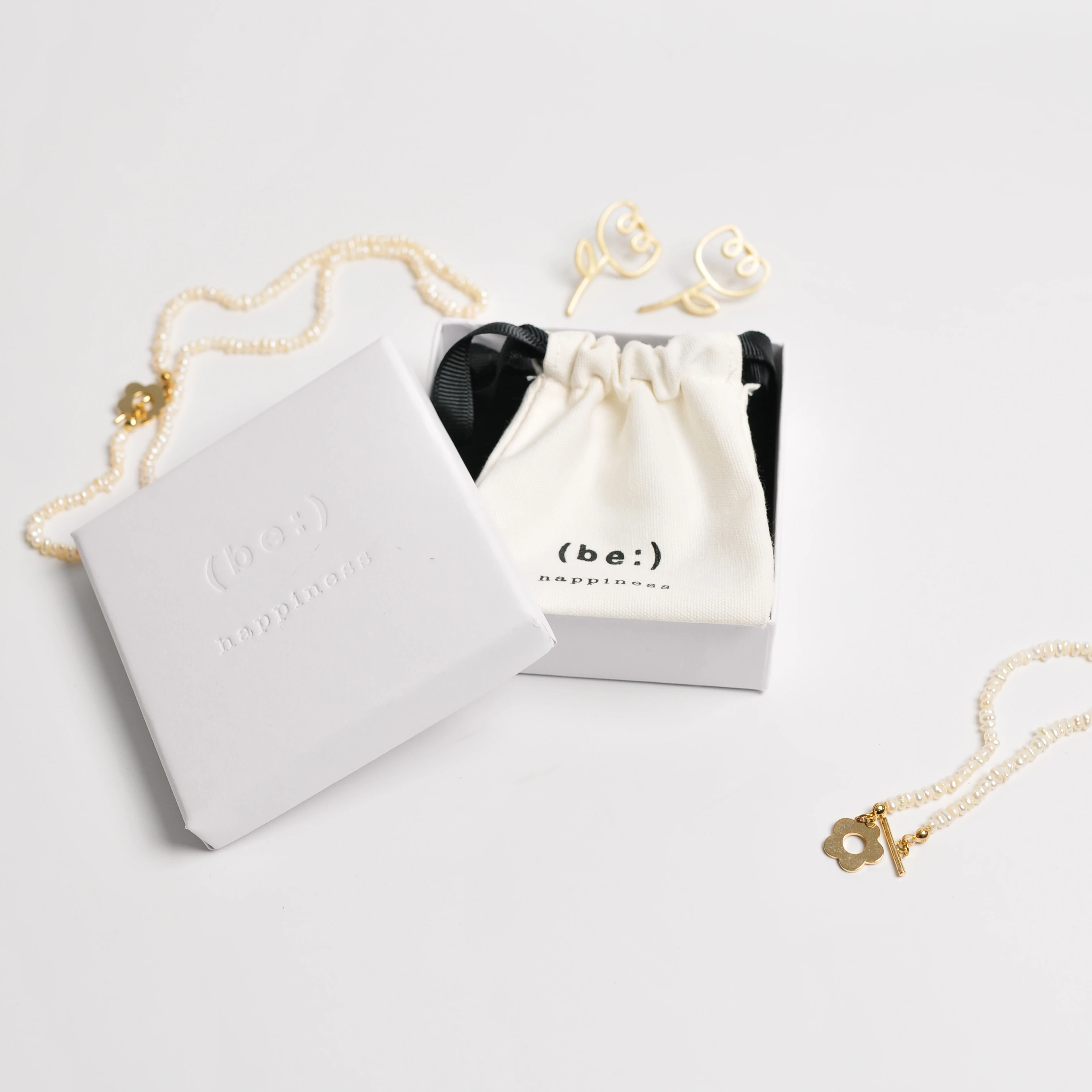 white cards custom embossed logo jewelry pouch luxus necklace jewelry gift keepsake box
white cards custom embossed logo jewelry pouch luxus necklace jewelry gift keepsake box