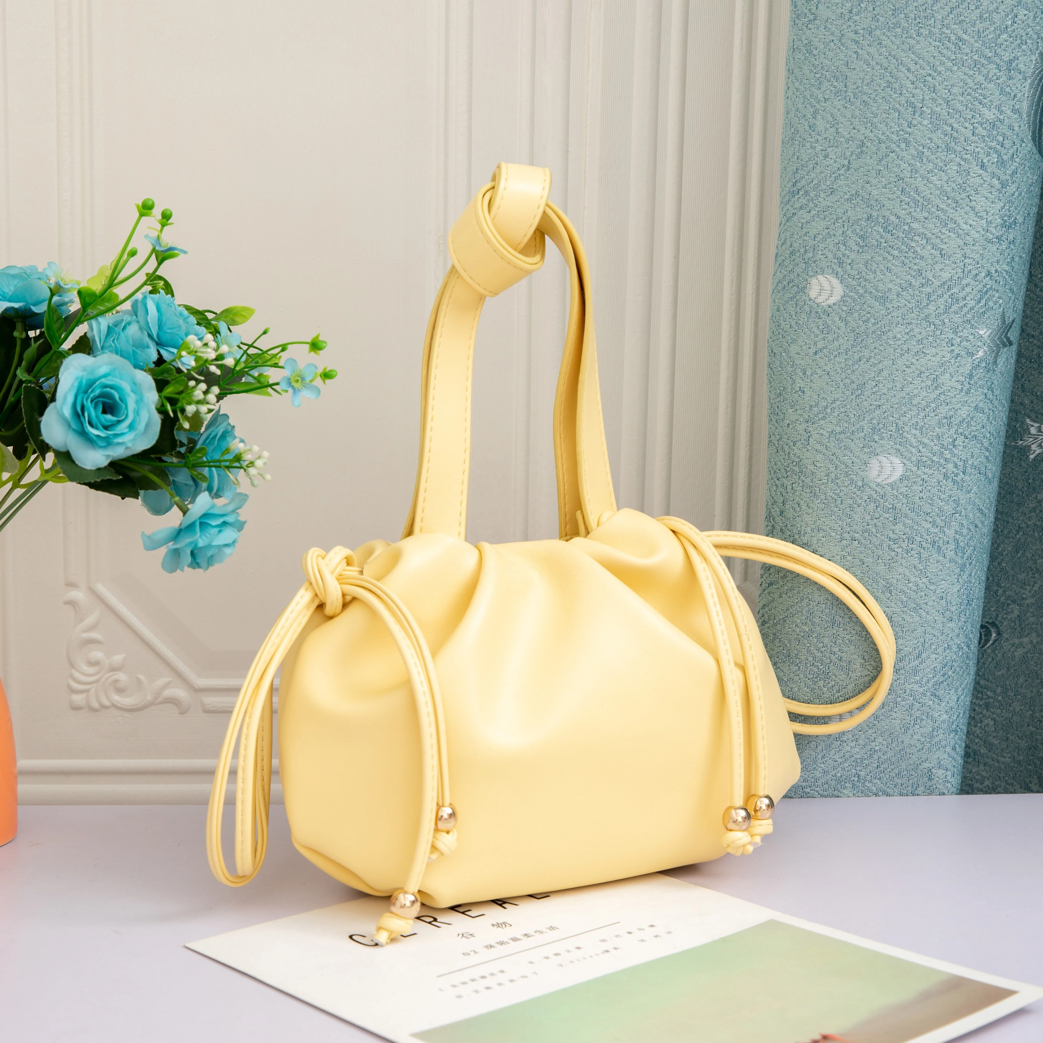 Cross border wholesale fashion pleated cloud bag trend versatile tether large capacity messenger bag for women, Black, yellow, white
Cross border wholesale fashion pleated cloud bag trend versatile tether large capacity messenger bag for women, Black, yellow, white