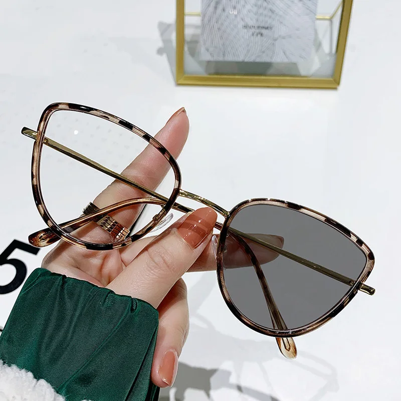 2023 Fashion Retro Color-changing Anti-blue Glasses Metallic Plain Mirror Female Cat's Eye Optical Glasses Frame
2023 Fashion Retro Color-changing Anti-blue Glasses Metallic Plain Mirror Female Cat's Eye Optical Glasses Frame