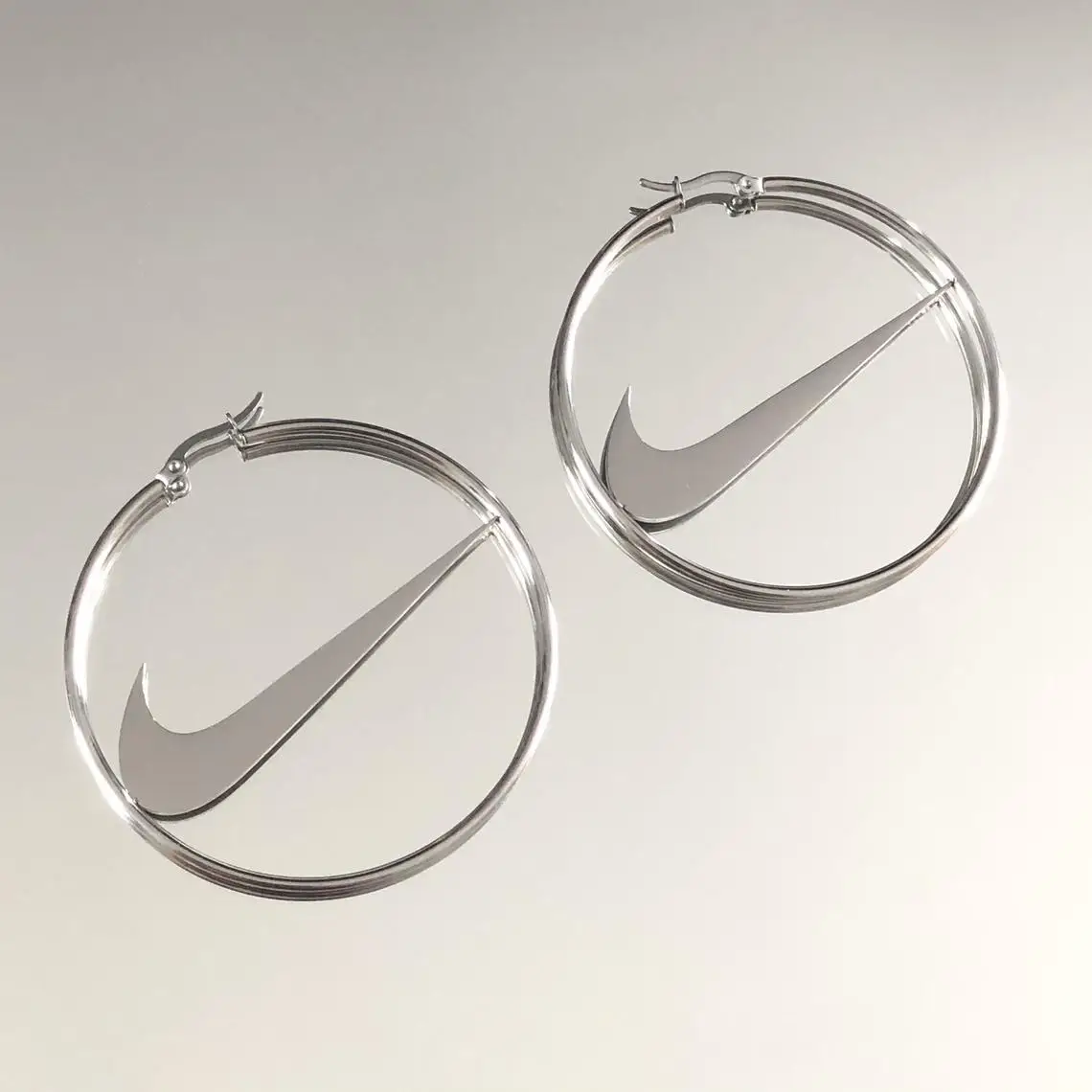 Swoosh Hoop Earring Fashion Big Hoop Jewelry Silver Swoosh Stainless Steel Women Gift Hip hop Jewelry Women Buddy Tick Earring
Swoosh Hoop Earring Fashion Big Hoop Jewelry Silver Swoosh Stainless Steel Women Gift Hip hop Jewelry Women Buddy Tick Earring