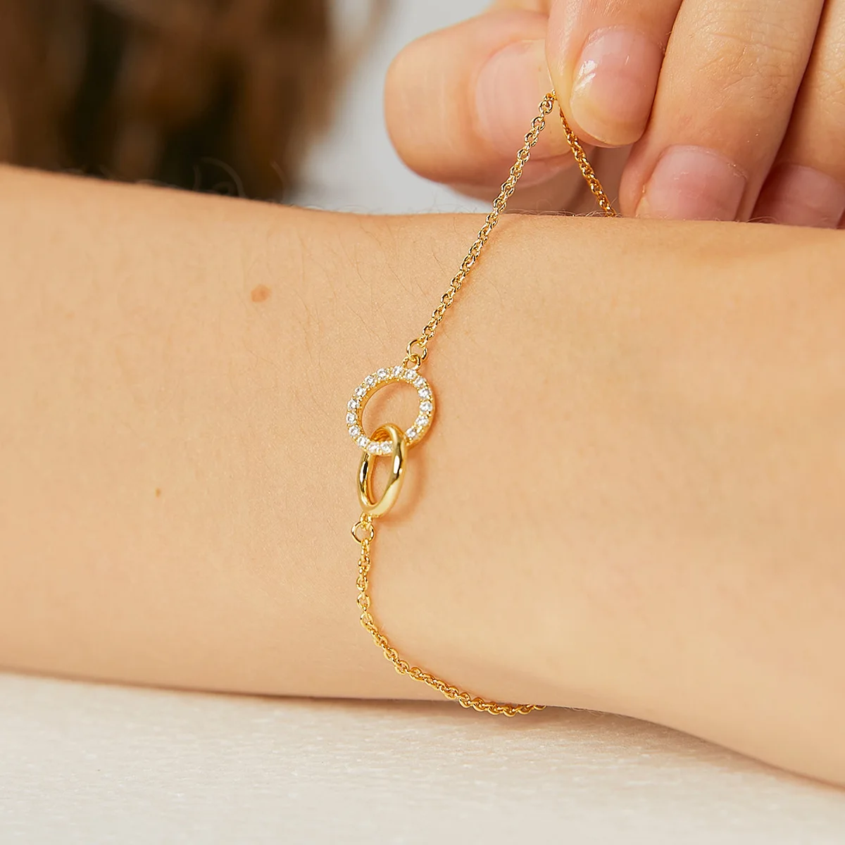 2024 Fashion Simple Copper Plated Real Gold Diamond Round Bracelet Double Ring Bracelet Jewelry Wholesale
2024 Fashion Simple Copper Plated Real Gold Diamond Round Bracelet Double Ring Bracelet Jewelry Wholesale