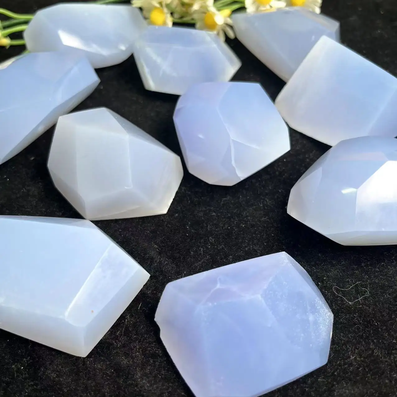 Wholesale Natural Polished Raw Stone Crystal Beautiful Blue Chalcedony Freeform For Decoration
Wholesale Natural Polished Raw Stone Crystal Beautiful Blue Chalcedony Freeform For Decoration