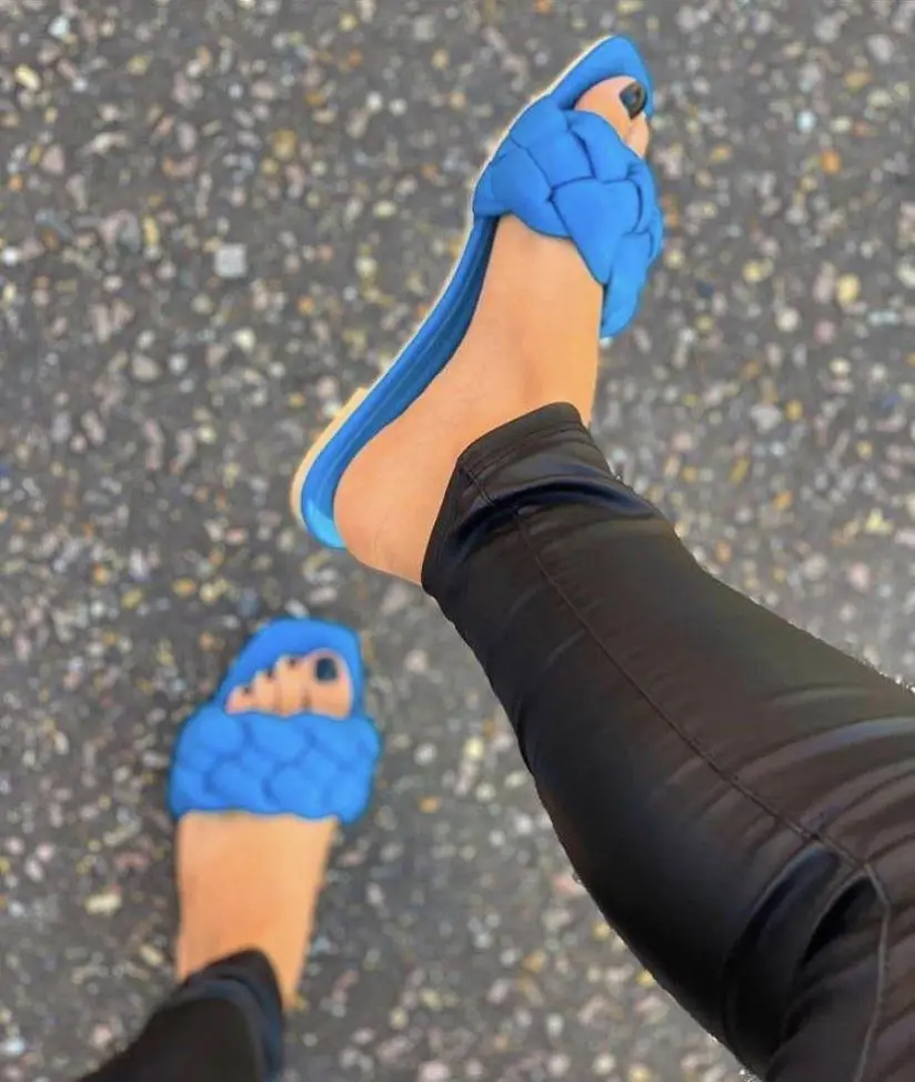 Fashion custom slides woman shoes new arrivals 2021 woven diamond slippers for women
Fashion custom slides woman shoes new arrivals 2021 woven diamond slippers for women