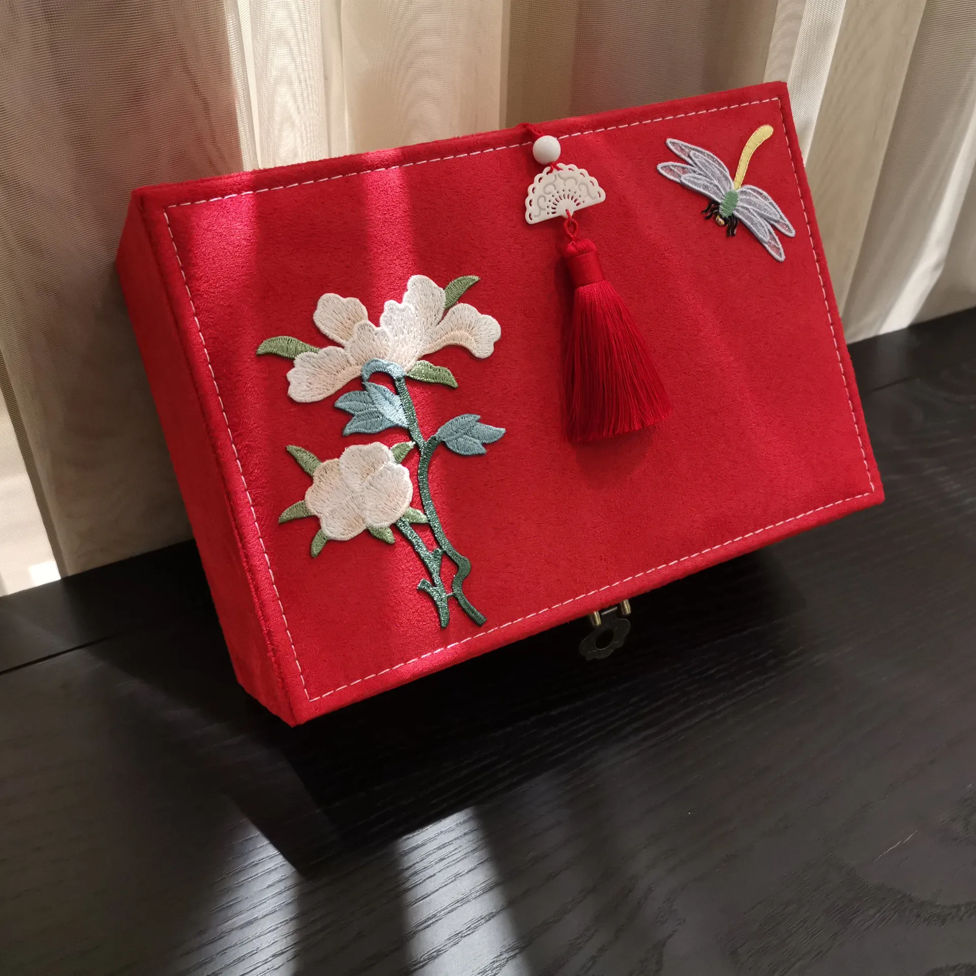 Flannel Double Layer Antique Jewelry Box Wooden Lock Double Layer Storage Ring Earring Box
Flannel Double Layer Antique Jewelry Box Wooden Lock Double Layer Storage Ring Earring Box