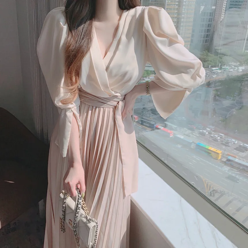 2022 New Spring Puff Sleeves Elegant High Waist Pleated Skirt Korean Fashion Dress Shows Thin V-Neck
2022 New Spring Puff Sleeves Elegant High Waist Pleated Skirt Korean Fashion Dress Shows Thin V-Neck