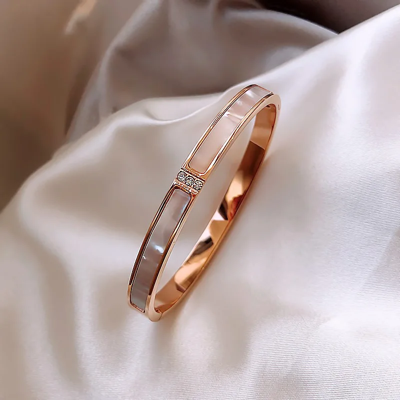 High quality luxury exquisite shell minimalist goldwomen bangle steel diamond charm bracelet, As pic
High quality luxury exquisite shell minimalist goldwomen bangle steel diamond charm bracelet, As pic