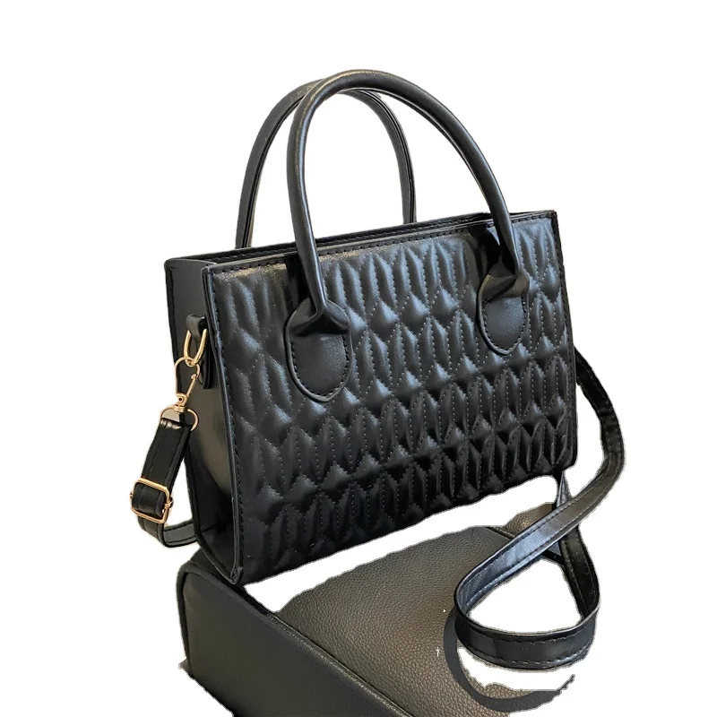 2022 new fashion French fashion texture One Shoulder Messenger portable small square bag
2022 new fashion French fashion texture One Shoulder Messenger portable small square bag