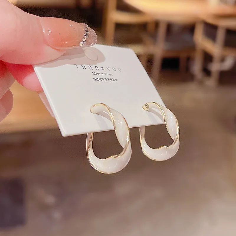 Fashion S925 Post Hollow Twist Hoop Earring White Enamel Round Circle Twist Earring For Girls
Fashion S925 Post Hollow Twist Hoop Earring White Enamel Round Circle Twist Earring For Girls