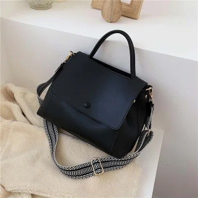 MeeTee B-B070 New Fashion Simple Wide Shoulder Strap Small Square Bag Portable Woman Bag Single Shoulder Messenger Bag
MeeTee B-B070 New Fashion Simple Wide Shoulder Strap Small Square Bag Portable Woman Bag Single Shoulder Messenger Bag