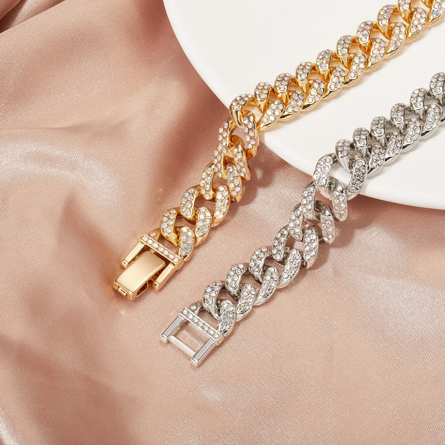 2021 New Hip-hop Cuban Chain Bracelet Inlaid Full Diamond Fashion Thick Wrist Band Bracelet Men
2021 New Hip-hop Cuban Chain Bracelet Inlaid Full Diamond Fashion Thick Wrist Band Bracelet Men