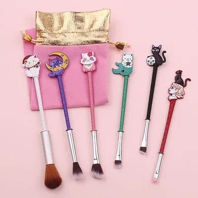 6Pcs Cute Cats In Metal Makeup Brush Packaging With Velvet Bag 
6Pcs Cute Cats In Metal Makeup Brush Packaging With Velvet Bag