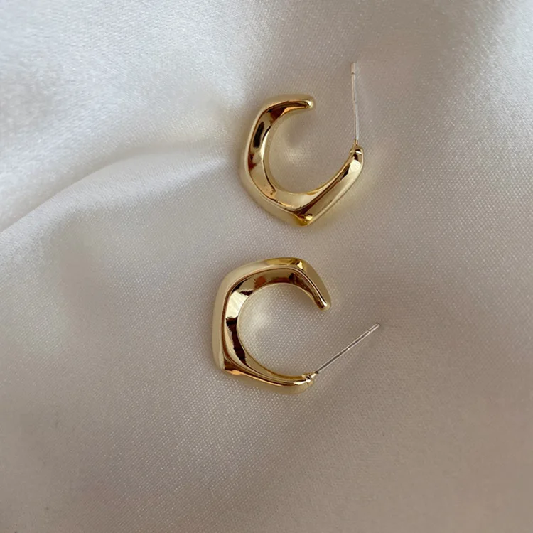 2022 Fashionable 18K Gold Plated Geometric Hoop Earring Sterling Silver Post Irregular C Shape Earrings
2022 Fashionable 18K Gold Plated Geometric Hoop Earring Sterling Silver Post Irregular C Shape Earrings