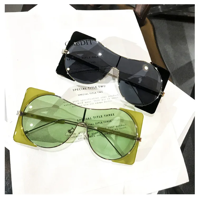 New big frame fashion ocean piece one-piece sunglasses trendy ladies trendy European and American street photography sunglasses, Picture shows 
New big frame fashion ocean piece one-piece sunglasses trendy ladies trendy European and American street photography sunglasses, Picture shows