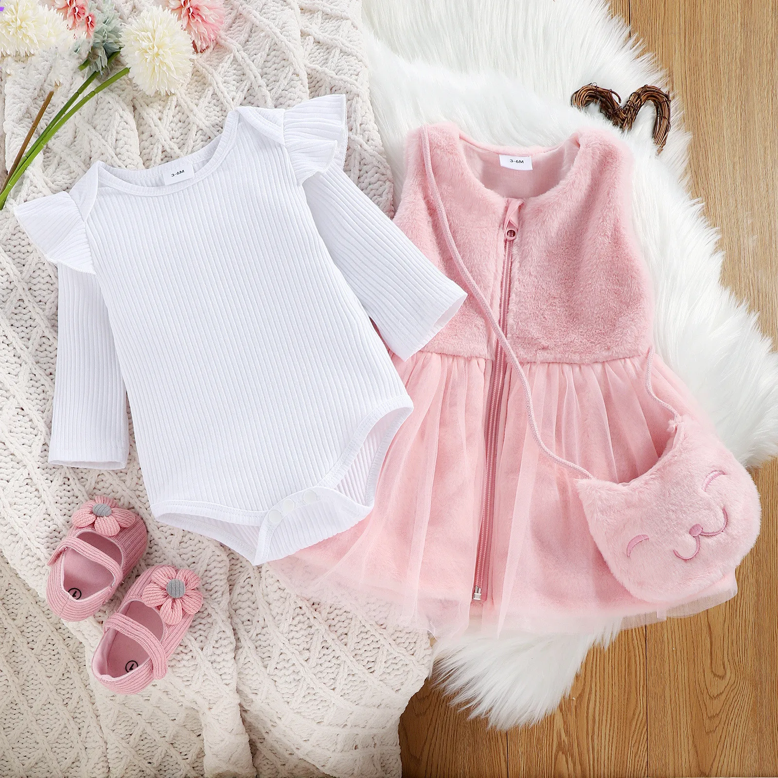 New baby girls 3 pcs clothing set solid wool tulle sleeveless jacket dress + long sleeve romper + cartoon purse outfits, Picture shows
New baby girls 3 pcs clothing set solid wool tulle sleeveless jacket dress + long sleeve romper + cartoon purse outfits, Picture shows