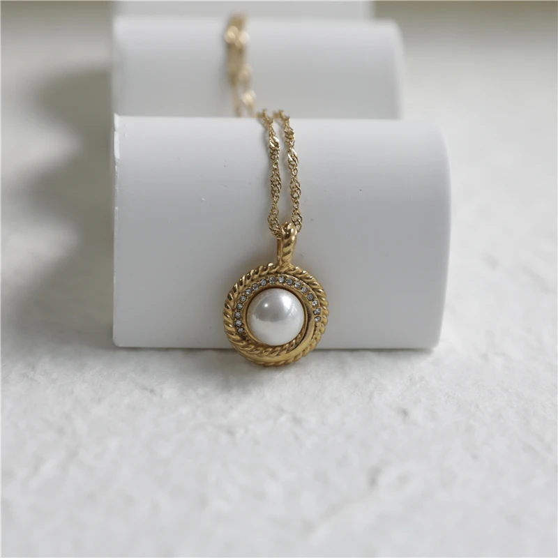 18K Gold Plated Crystal Pave Pearl Necklace Stainless Steel Necklace Vintage Design Jewelry Wholesale
18K Gold Plated Crystal Pave Pearl Necklace Stainless Steel Necklace Vintage Design Jewelry Wholesale