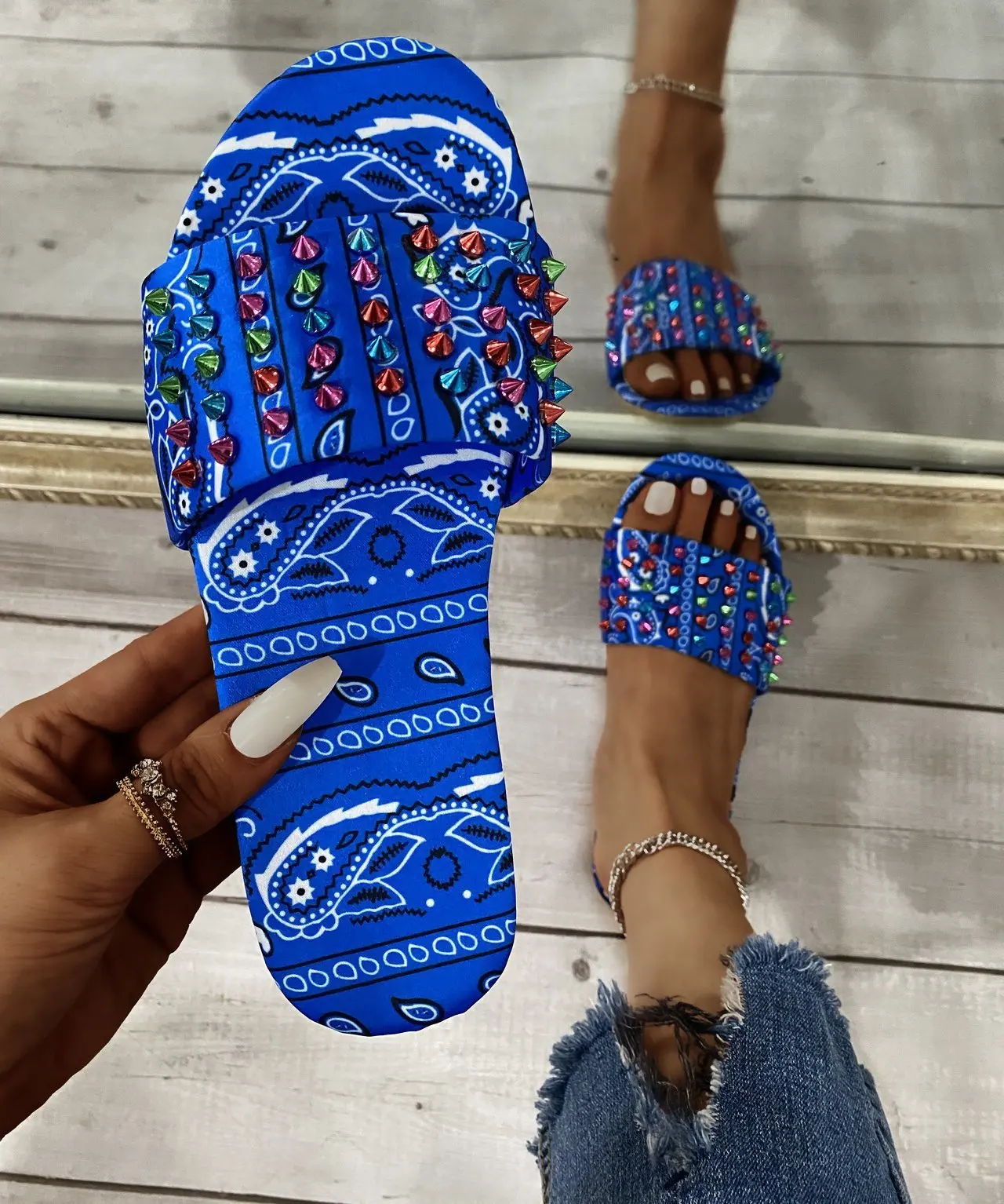 2021 Latest Fashion summer paisley rivet bandana slides women casual flat shoes slippers wholesale, Customized color
2021 Latest Fashion summer paisley rivet bandana slides women casual flat shoes slippers wholesale, Customized color