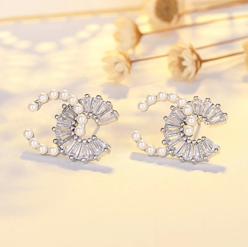 New high quality simple C letter fashion jewelry 18k gold-plated pearl diamond earrings luxury letter C earrings female, Picture shows
New high quality simple C letter fashion jewelry 18k gold-plated pearl diamond earrings luxury letter C earrings female, Picture shows