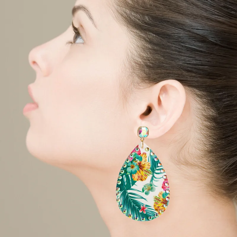 European and American summer new color flower leather tropical printing Bohemian national style earrings
European and American summer new color flower leather tropical printing Bohemian national style earrings