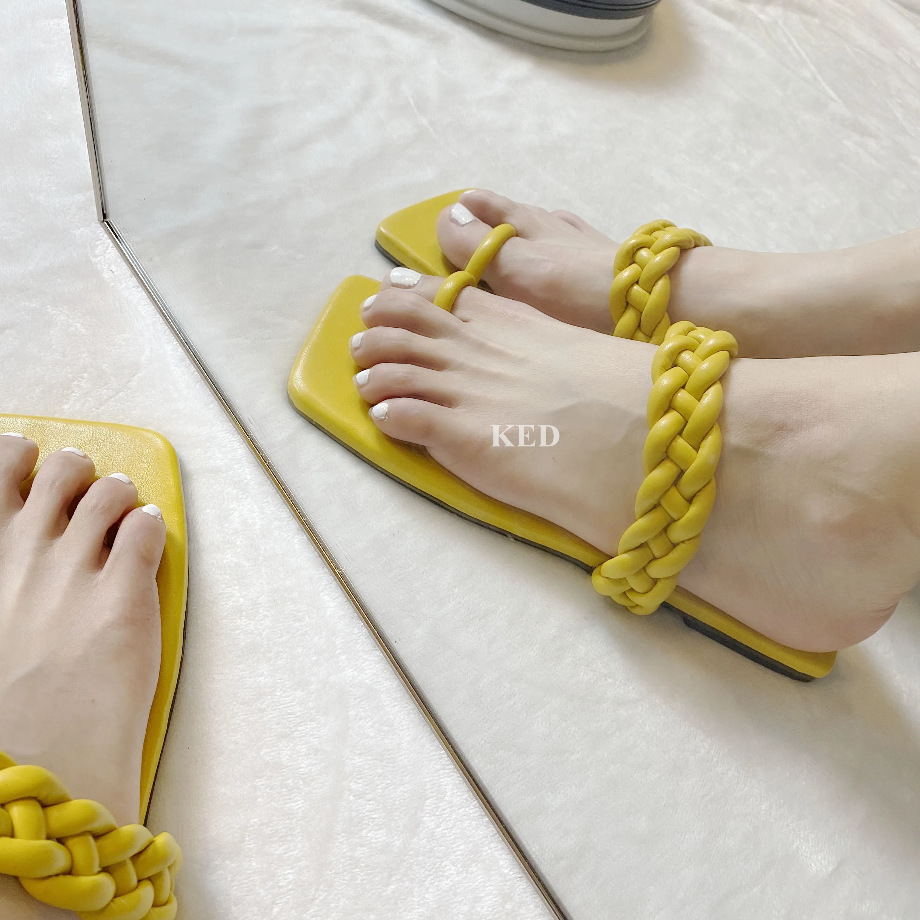 Women's leather custom flat bright pure color weave flip flop sandals
Women's leather custom flat bright pure color weave flip flop sandals