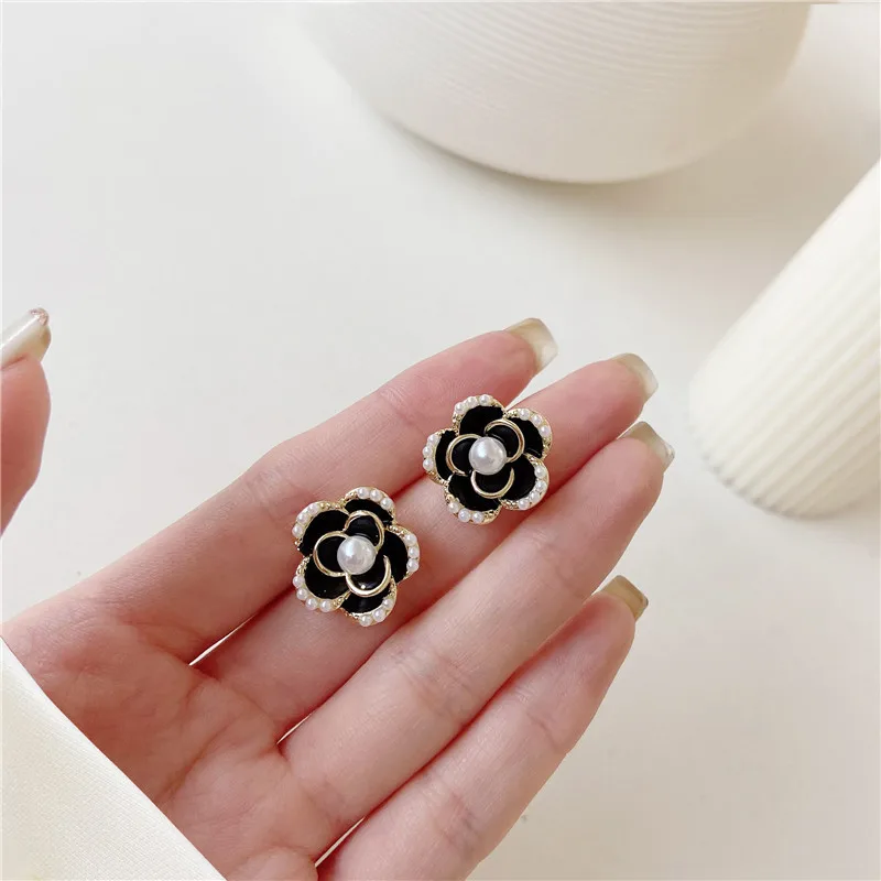 S925 silver needle Korean black rose flower pearl earrings cold wind net red tide personality wild earring ear clip female
S925 silver needle Korean black rose flower pearl earrings cold wind net red tide personality wild earring ear clip female