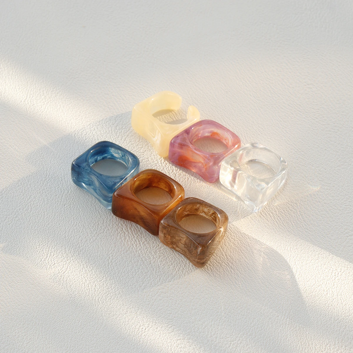 Ding Yi 2021 fashion best selling acrylic acetate simple fashion colorful ring shell resin ring acrylic jewelry wholesale, Picture
Ding Yi 2021 fashion best selling acrylic acetate simple fashion colorful ring shell resin ring acrylic jewelry wholesale, Picture