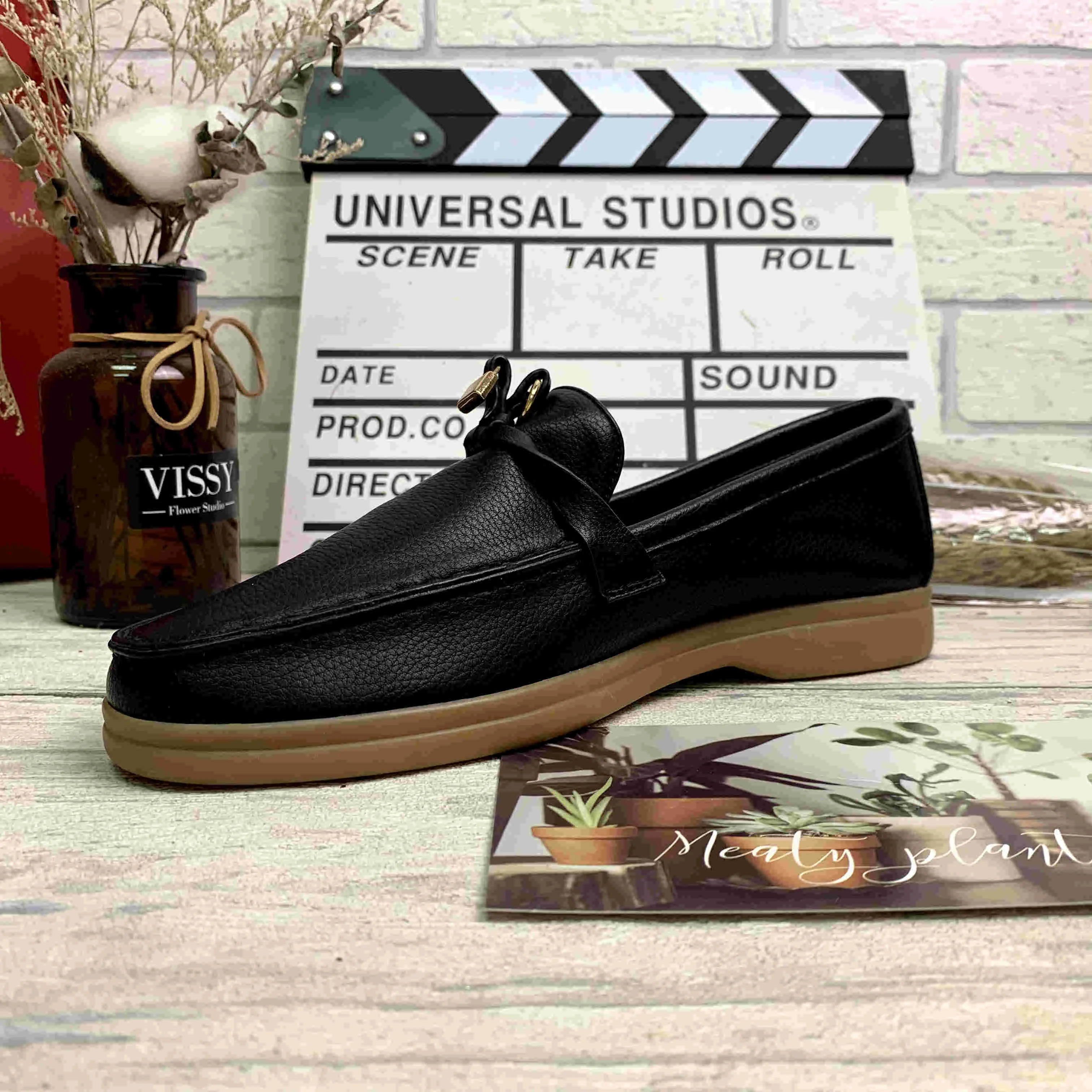 Spring new leather metal lock type accessories flat bottom ladies single shoes trendy fashion European style, Black
Spring new leather metal lock type accessories flat bottom ladies single shoes trendy fashion European style, Black