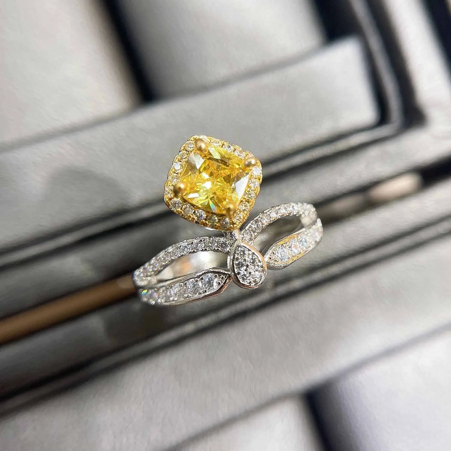 Luxury Vintage Women Ring Exquisite Heart Yellow/White Crystal Zircon Ring For Women Jewelry Anniversary Engagement Jewelry Gift, Picture shows
Luxury Vintage Women Ring Exquisite Heart Yellow/White Crystal Zircon Ring For Women Jewelry Anniversary Engagement Jewelry Gift, Picture shows