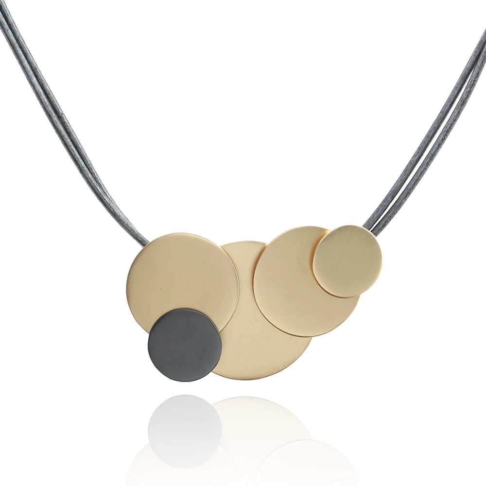 European and American fashion ladies in 2021 geometric multiple round pattern alloy necklace cowhide cord collarbone necklace
European and American fashion ladies in 2021 geometric multiple round pattern alloy necklace cowhide cord collarbone necklace