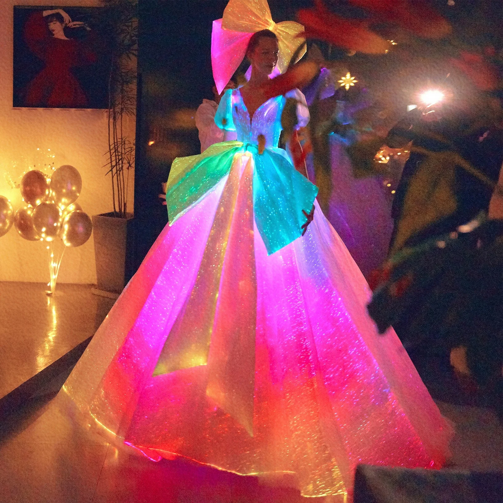 Party Shine LED Light up dress Sexy V-neck Backless pure white color with Bride Wedding Dress
Party Shine LED Light up dress Sexy V-neck Backless pure white color with Bride Wedding Dress