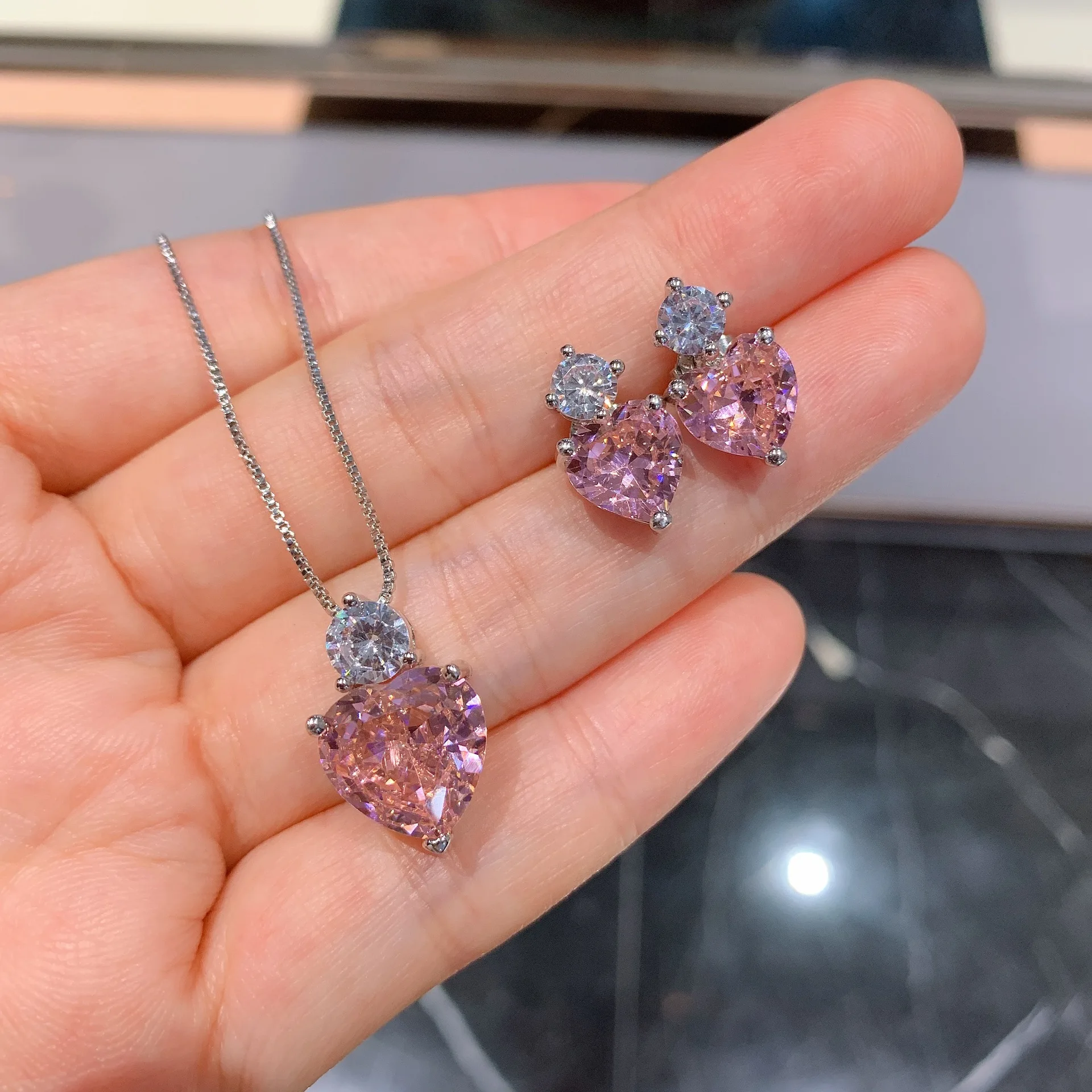 2 Pcs Glitter Cubic Zirconia Heart Shape Earrings Necklace Set Exquisite Pink Diamond Love Heart Jewelry Set For Girls
2 Pcs Glitter Cubic Zirconia Heart Shape Earrings Necklace Set Exquisite Pink Diamond Love Heart Jewelry Set For Girls