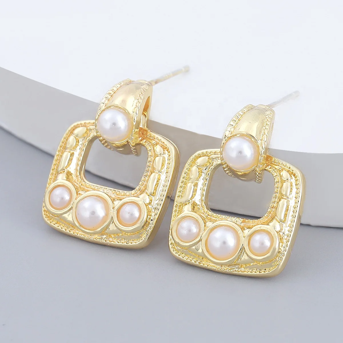 Kaimei 2021 square alloy imitation pearl earrings female simple and versatile temperament designer earrings popular brands, Many colors fyi
Kaimei 2021 square alloy imitation pearl earrings female simple and versatile temperament designer earrings popular brands, Many colors fyi