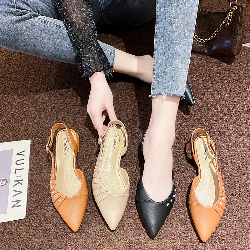 2021 China new slippers women wear casual pointed rhinestone shoes summer back trip band solid manufacturer sandals and slippers 
2021 China new slippers women wear casual pointed rhinestone shoes summer back trip band solid manufacturer sandals and slippers