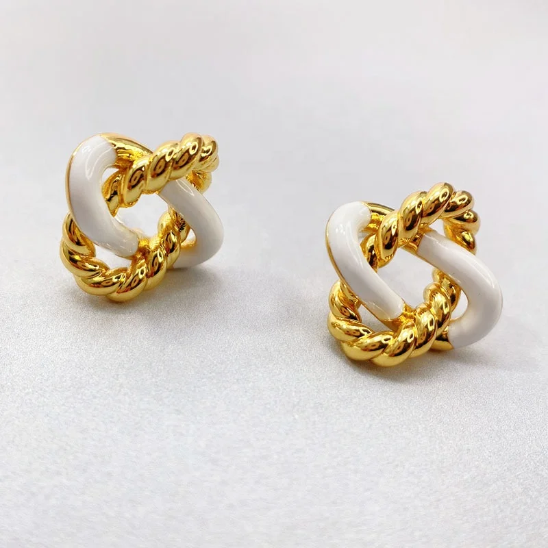 Janice 2021 unique Modern S925 silver needle retro winding twist white enamel Stud Earrings
Janice 2021 unique Modern S925 silver needle retro winding twist white enamel Stud Earrings