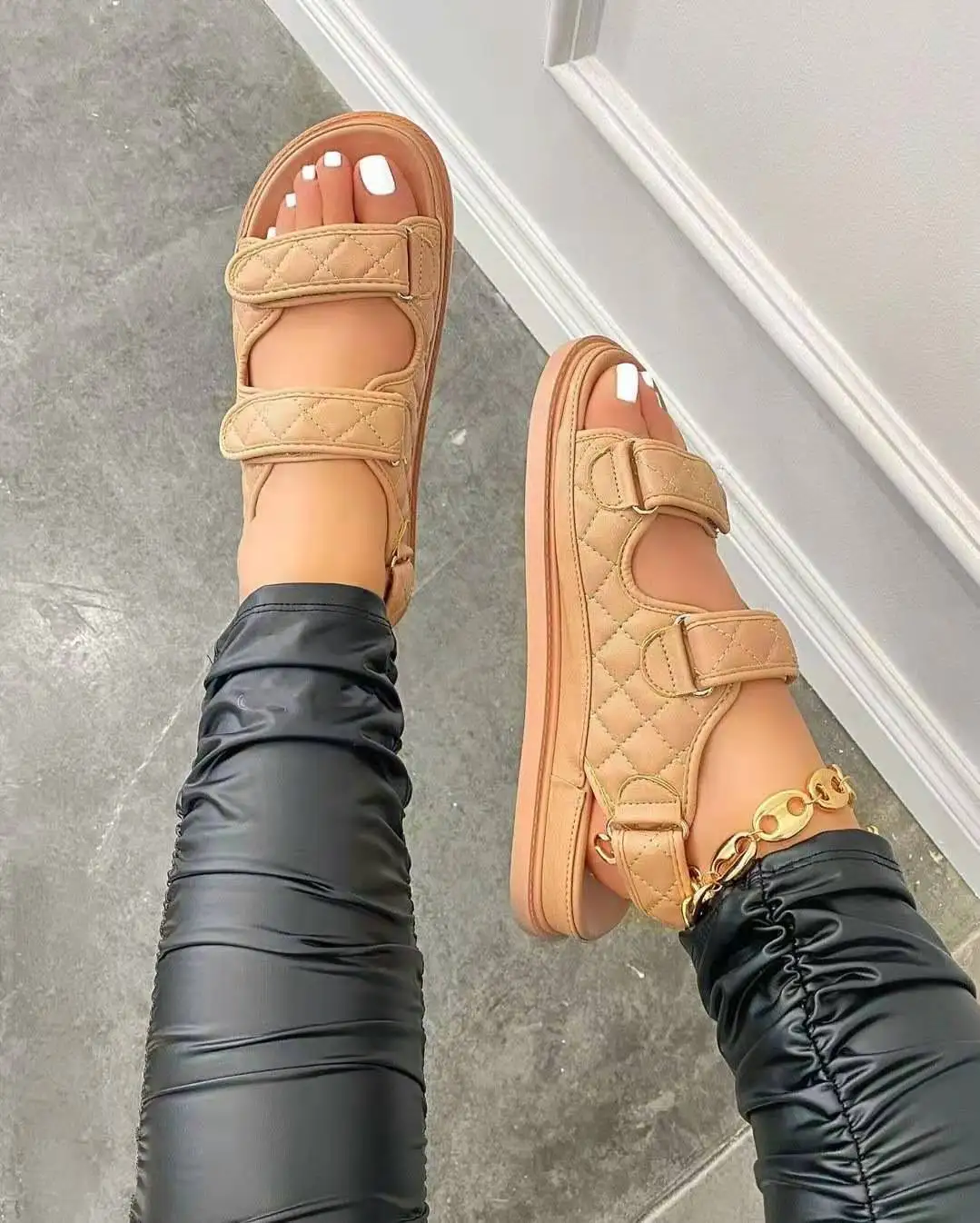 2021 Summer New Fashionable and popular cheap Sandals Slippers casual women's slippers with butter women's sandals haute, Black
2021 Summer New Fashionable and popular cheap Sandals Slippers casual women's slippers with butter women's sandals haute, Black
