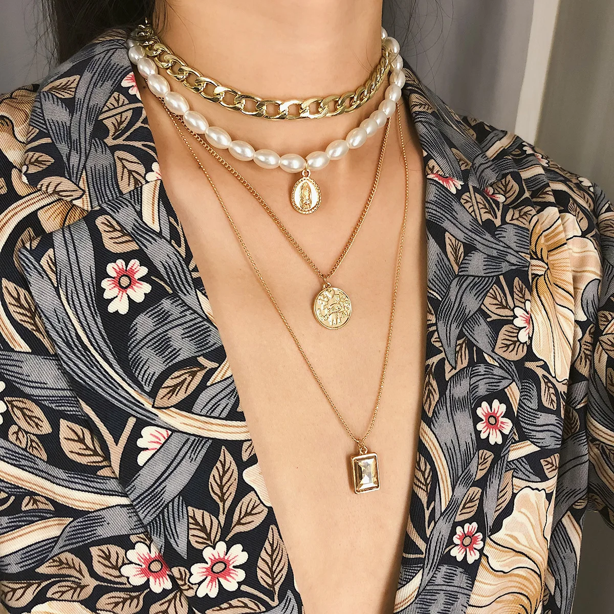 Multi-layer Baroque Pearl Necklace with Coin Pendant, Pearl Charm Neck Chain Cuban Chains , Retro Statement Necklace for Women, Picture
Multi-layer Baroque Pearl Necklace with Coin Pendant, Pearl Charm Neck Chain Cuban Chains , Retro Statement Necklace for Women, Picture