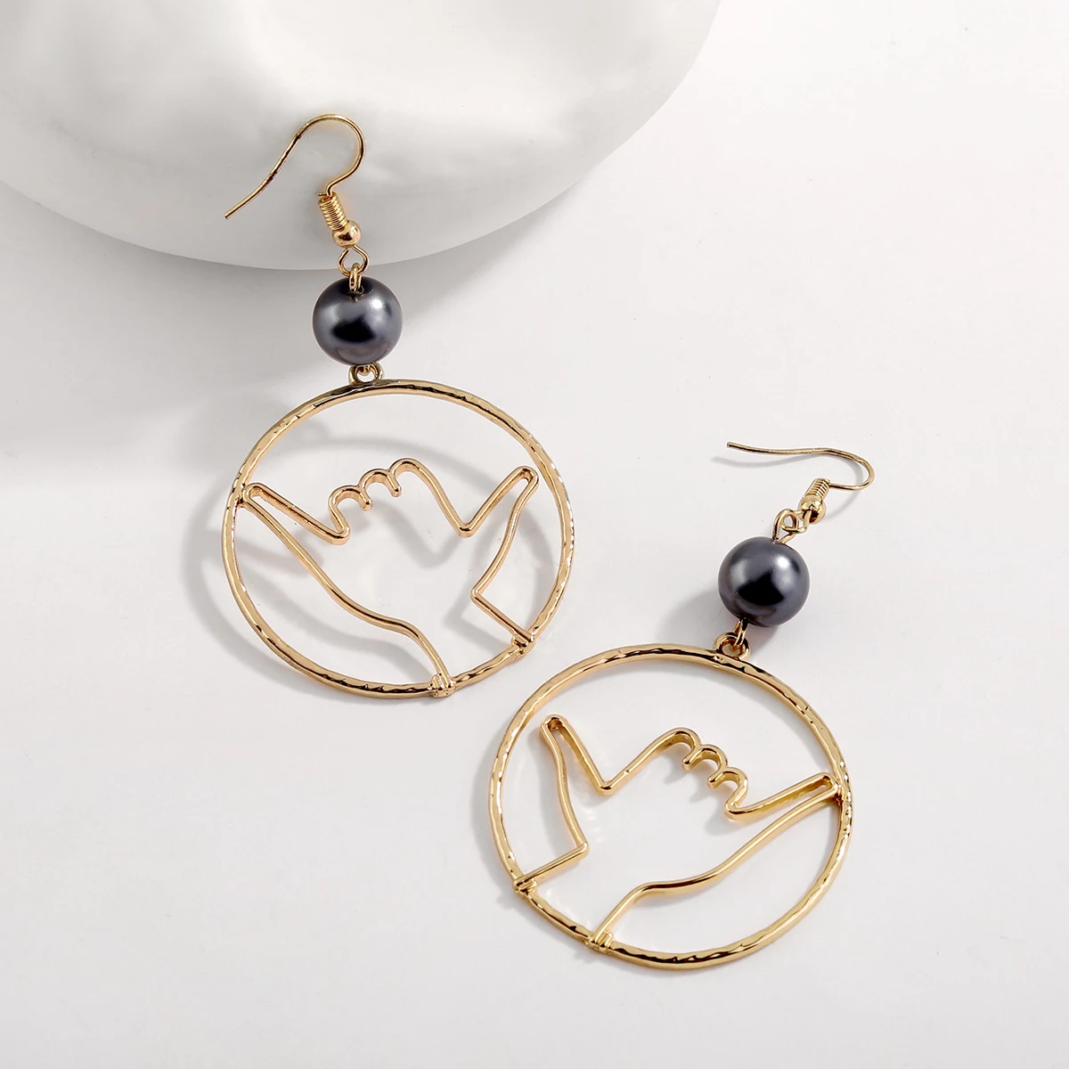 2023 New Personality Gesture six hoop earrings Classic 18k gold plated hawaiian pearl earrings for ladies
2023 New Personality Gesture six hoop earrings Classic 18k gold plated hawaiian pearl earrings for ladies