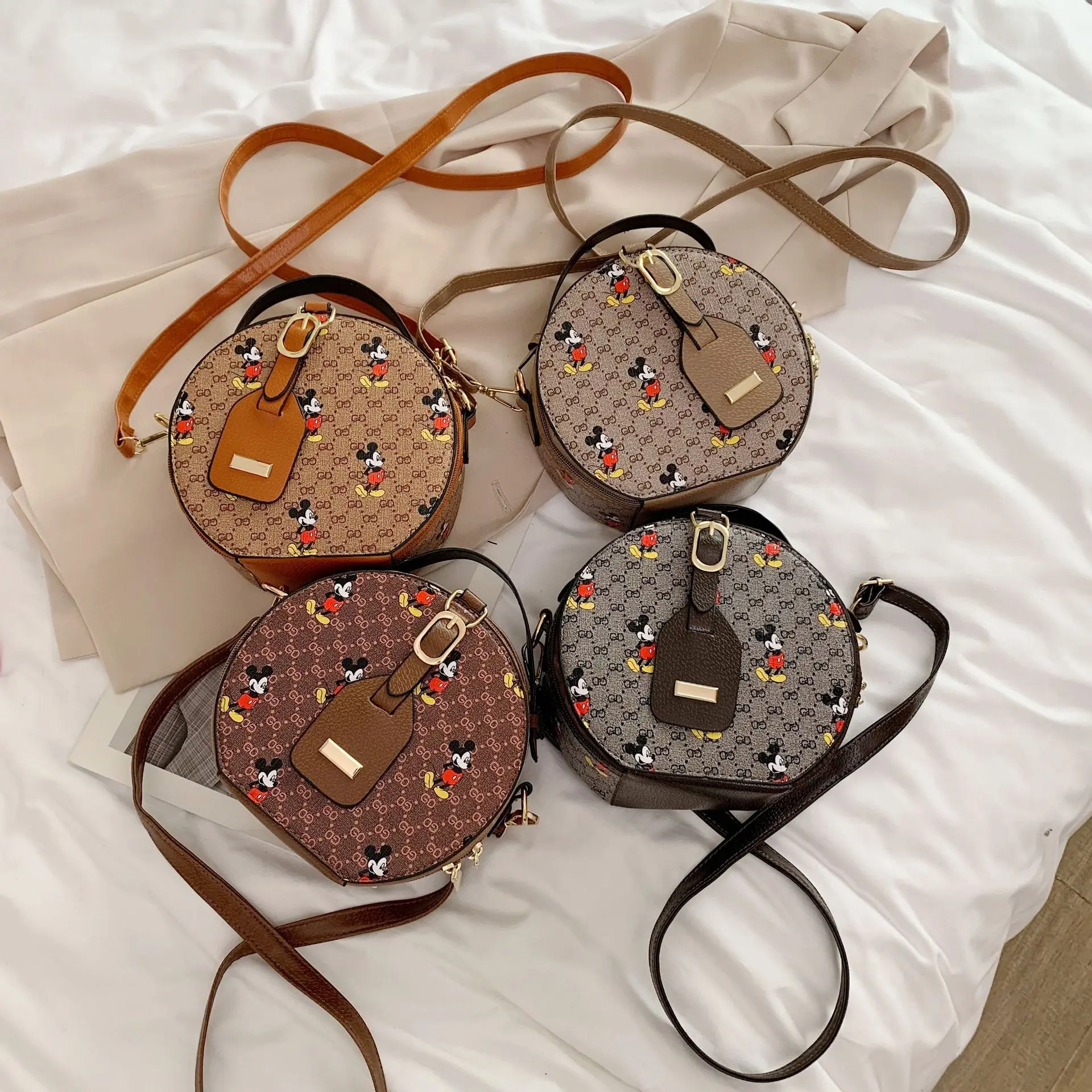 2021Hot sale New Mickey Mouse print retro small round cake bag lady on one shoulder slung across street fashion bag
2021Hot sale New Mickey Mouse print retro small round cake bag lady on one shoulder slung across street fashion bag