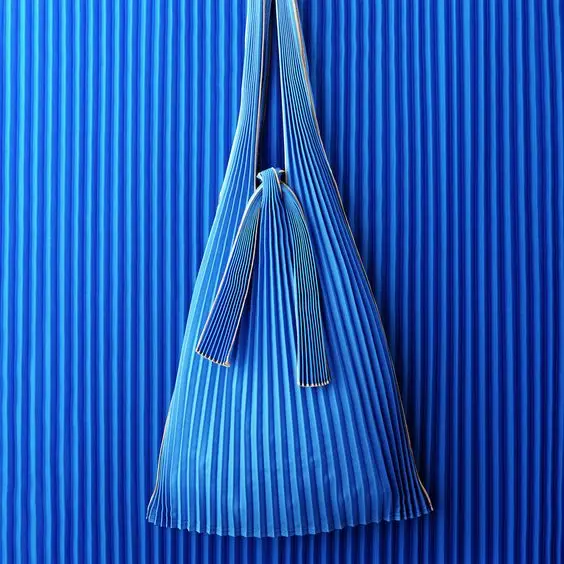 Korean Crushing Pleats Bag Fashion INS Hot Shopping Bag Pleated Tote Bag, Customized color
Korean Crushing Pleats Bag Fashion INS Hot Shopping Bag Pleated Tote Bag, Customized color