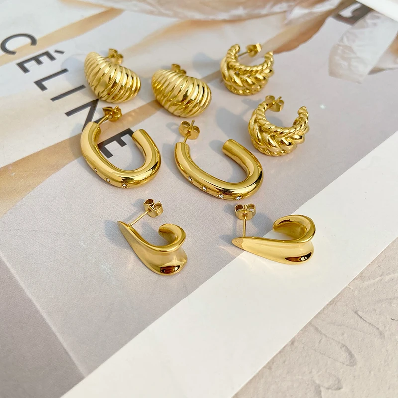 Classic carved twist ring earrings Jewelry Stainless steel plated 18K gold twill fat croissant earrings
Classic carved twist ring earrings Jewelry Stainless steel plated 18K gold twill fat croissant earrings