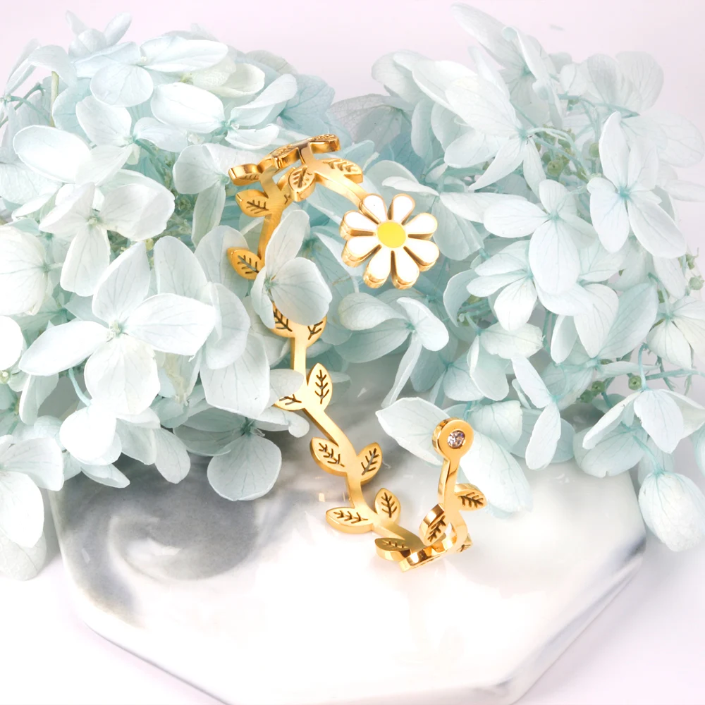Ason Factory Supplied Popular Flower Titanium Steel Gold Plated Golden Bangles Women, Silver/gold/rose gold
Ason Factory Supplied Popular Flower Titanium Steel Gold Plated Golden Bangles Women, Silver/gold/rose gold