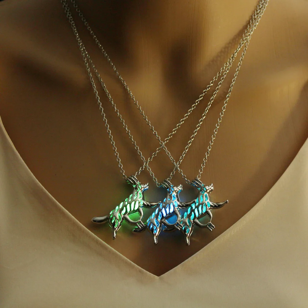 Glow In The Dark Wolf Pendant Necklace For Women Fluorescent Luminous Animal Jewelry Halloween Gift
Glow In The Dark Wolf Pendant Necklace For Women Fluorescent Luminous Animal Jewelry Halloween Gift