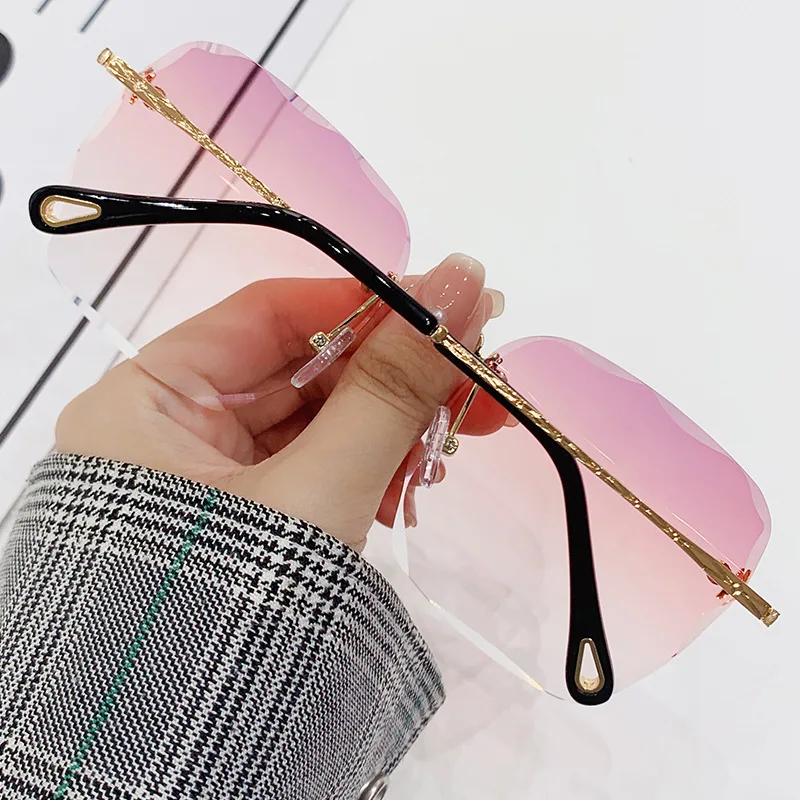 Robin eyewear Rimless cut edge ladies 2021 new popular Net red same style vintage sunglasses UV-proof sun glasses
Robin eyewear Rimless cut edge ladies 2021 new popular Net red same style vintage sunglasses UV-proof sun glasses