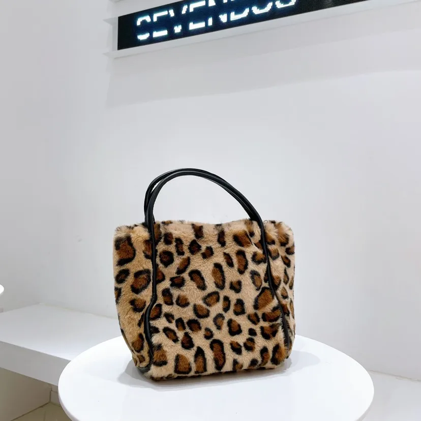 winter 2022 new style fake Fur Leopard handbag simple fashion One Shoulder Messenger Bag, As photo
winter 2022 new style fake Fur Leopard handbag simple fashion One Shoulder Messenger Bag, As photo