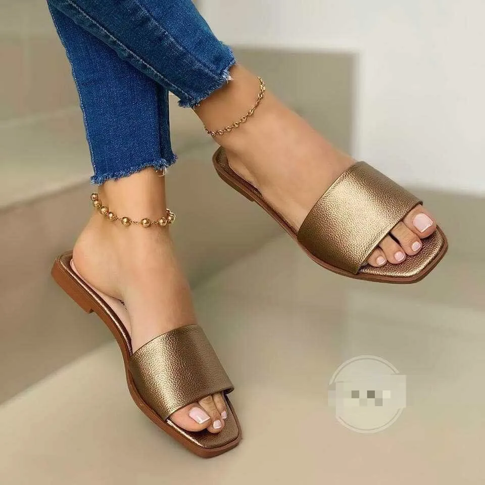 2021 Hot sale high quality solid color europe american summer women new fashion square head outdoor slippers plus size, Gold
2021 Hot sale high quality solid color europe american summer women new fashion square head outdoor slippers plus size, Gold