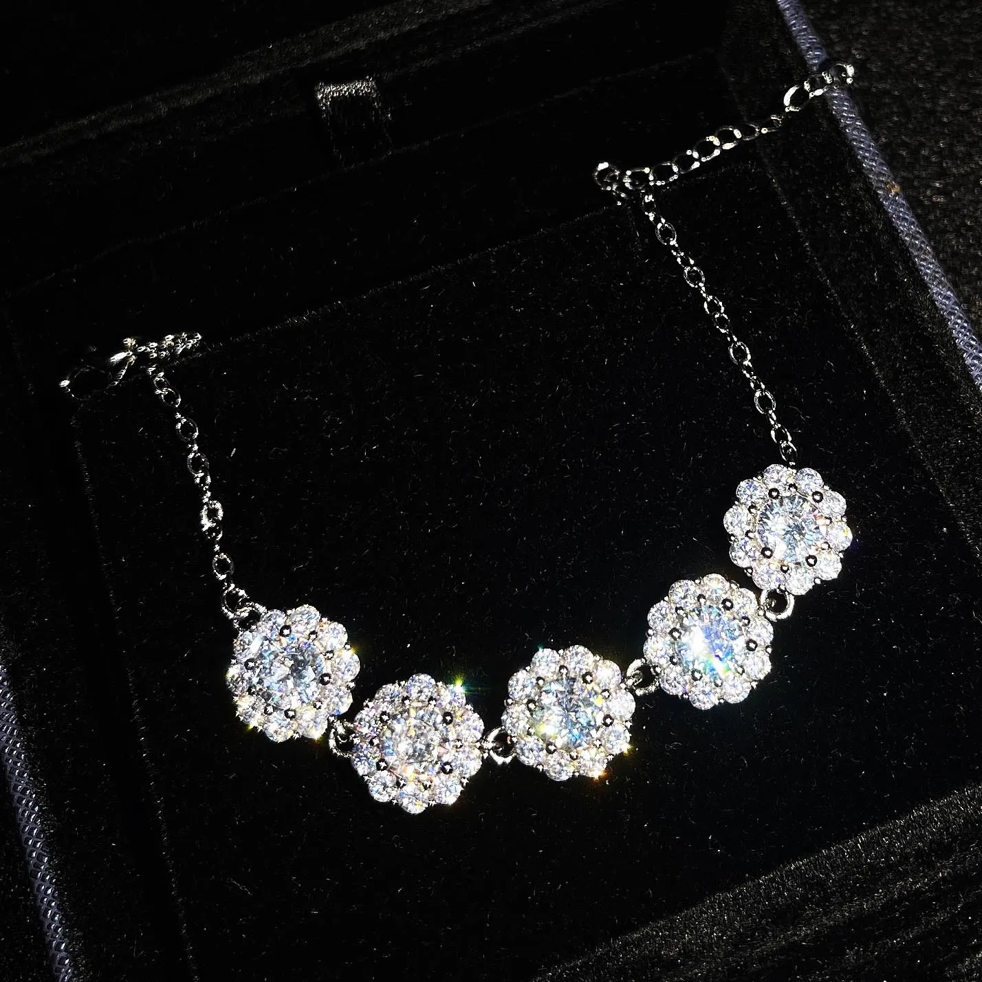 Luxury New Snow Diamond Bracelet Silver Chain Full Rhinestone Sun Flower Bracelet Girl Gift Bracelet 2021
Luxury New Snow Diamond Bracelet Silver Chain Full Rhinestone Sun Flower Bracelet Girl Gift Bracelet 2021