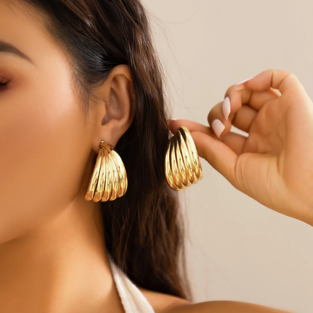 SHIXIN Exaggerated Punk Metal Stripe C-Shaped Hoop Earring for Women Hip-Hop Geometric Gold Color Earring Party Jewelry
SHIXIN Exaggerated Punk Metal Stripe C-Shaped Hoop Earring for Women Hip-Hop Geometric Gold Color Earring Party Jewelry