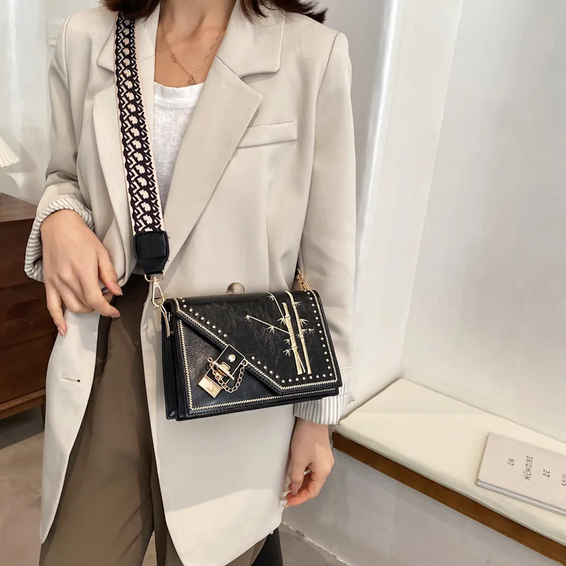XP1443 temperament 2020 new solid color fashion broadband messenger bag embroidery thread shoulder bag
XP1443 temperament 2020 new solid color fashion broadband messenger bag embroidery thread shoulder bag