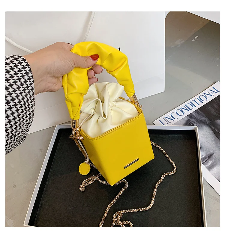 2021 new design fashion fold handbag simple small square bag solid color chain ladies shoulder messenger bag
2021 new design fashion fold handbag simple small square bag solid color chain ladies shoulder messenger bag