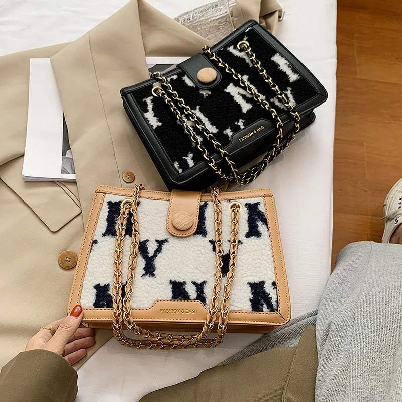 2021 trendy winter famous brand plush designer hand bag luxury letter furry messenger bag small square bag women handbag
2021 trendy winter famous brand plush designer hand bag luxury letter furry messenger bag small square bag women handbag